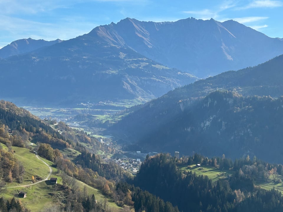 Berglandschaft mit Tal und kleinen Dörfern.