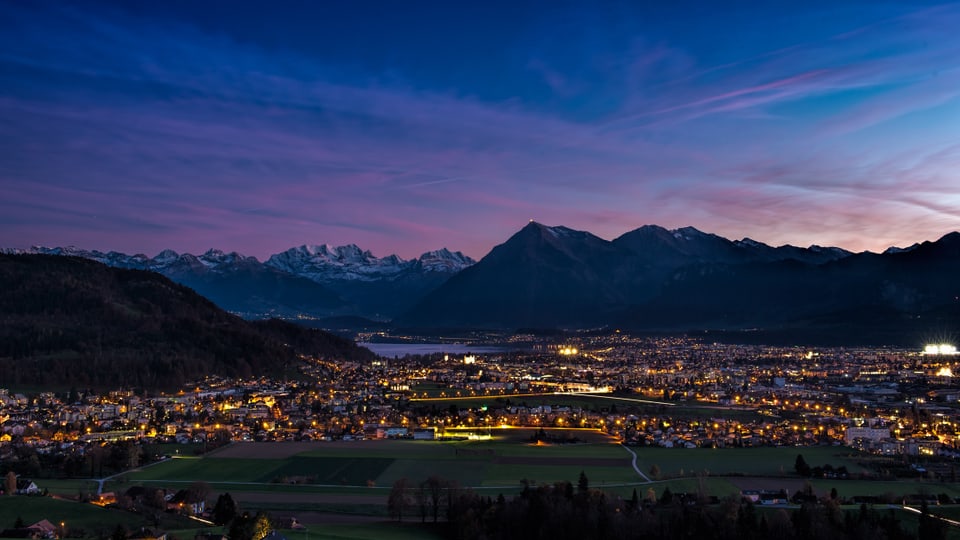 Abenddämmerung über der Stadt Thun