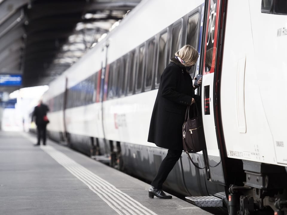 Frau steigt in SBB-Zug ein