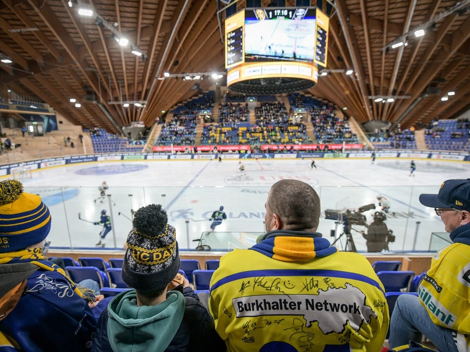 Das Stadion in Davos mit Fans.