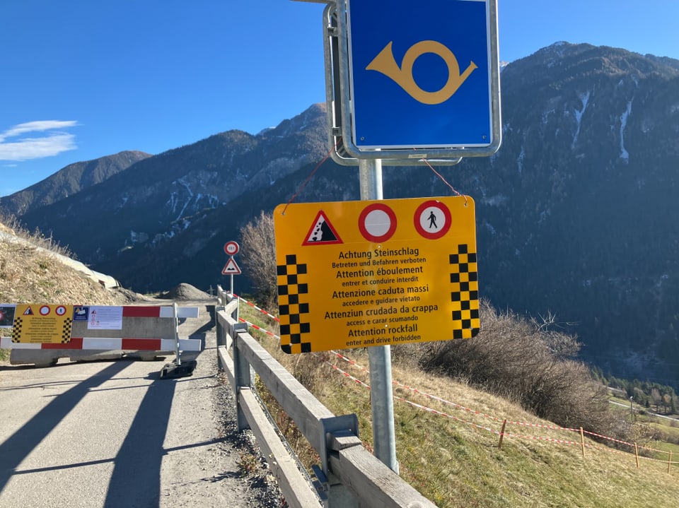 Achtung Steinschlag Schild auf Bergstrasse.