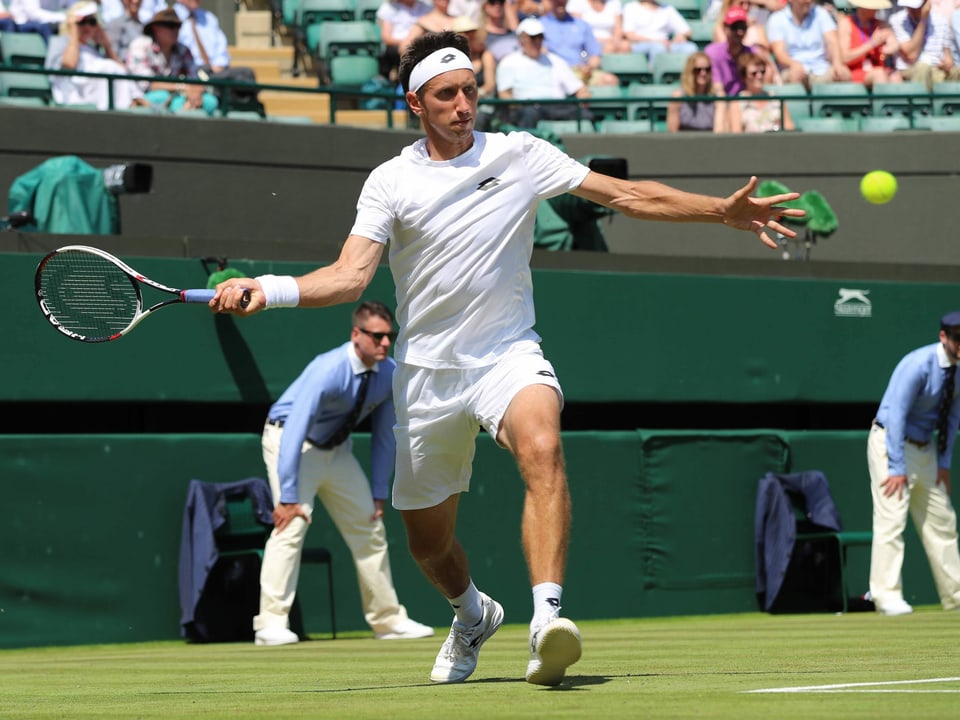 Serhij Stachowskyj bei einer Vorhand 2017 in Wimbledon