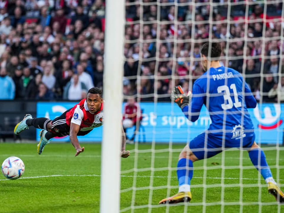 Paixao beim Flugkopfball