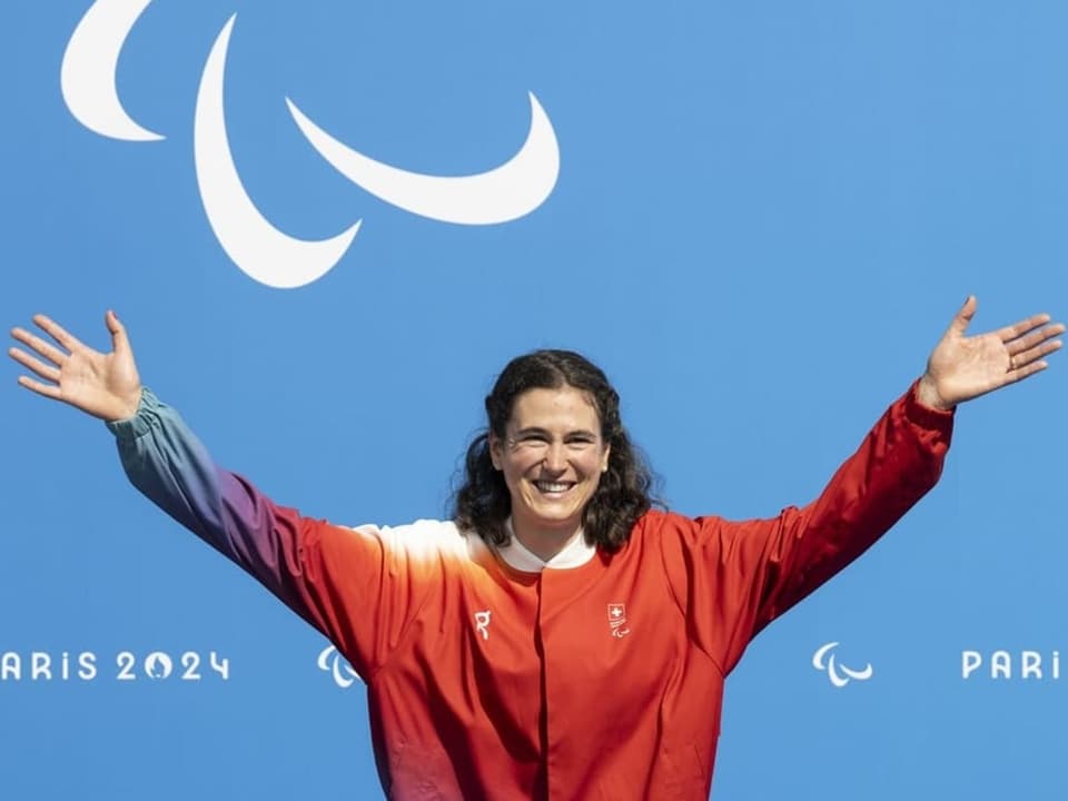 Sportlerin vor Paris 2024 Plakat, ausgebreitete Arme.