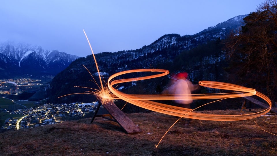 Bräuche und Traditionen in Graubünden:  Scheibenschlagen / Trair schibettas