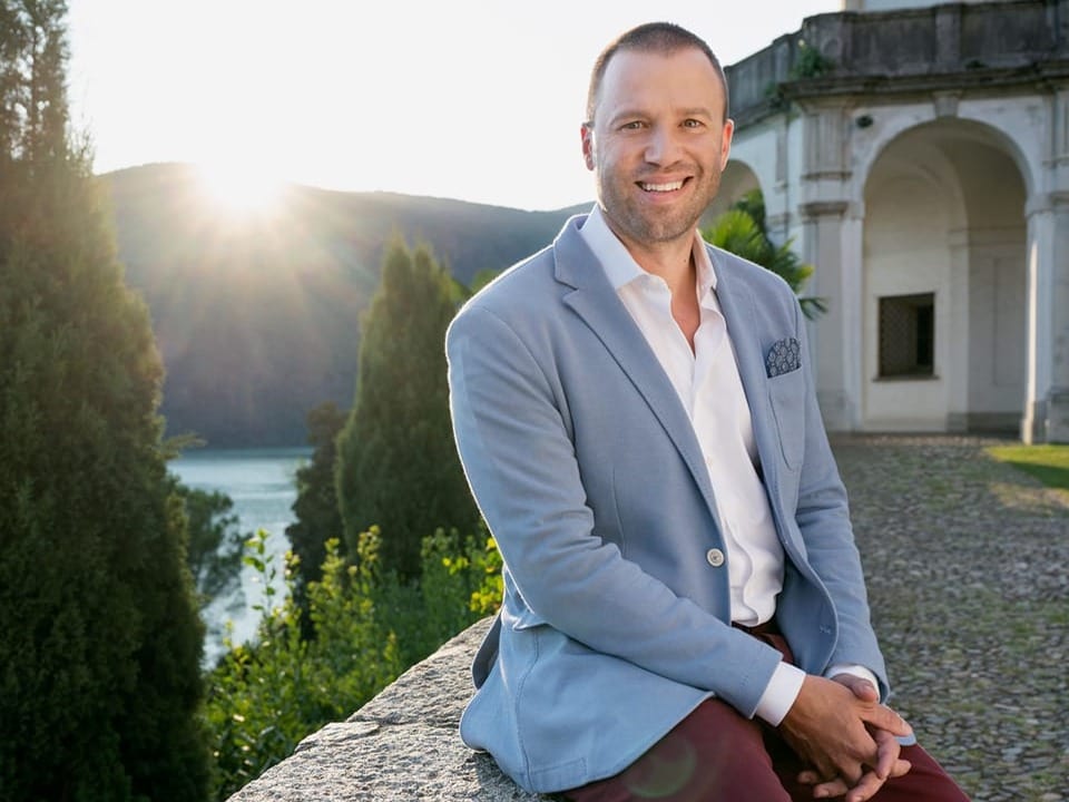 Jonny Fischer in blauem Blazer und dunkelroten Hosen