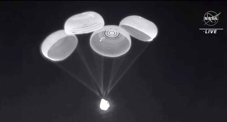 Vier Fallschirme stoppen die Geschwindigkeit der Raumkapsel