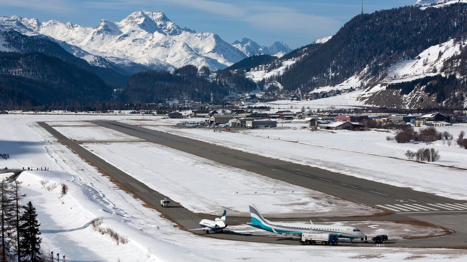 Blick auf die Flugpisten am Flughafen Samedan.