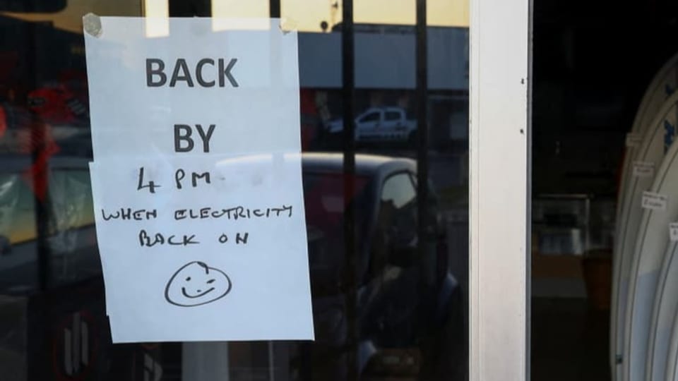 Plakat eines Ladenbesitzers, auf dem steht, dass er um 4 Uhr zurück ist, wenn wieder Strom fliesst
