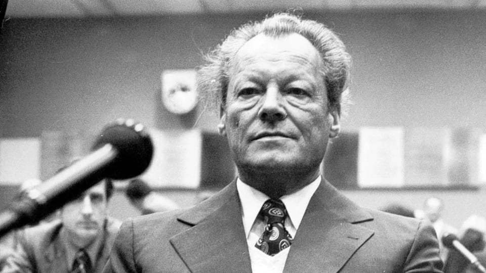 Ehemaliger Bundeskanzler Willy Brandt bei einer Aussage vor Gericht.