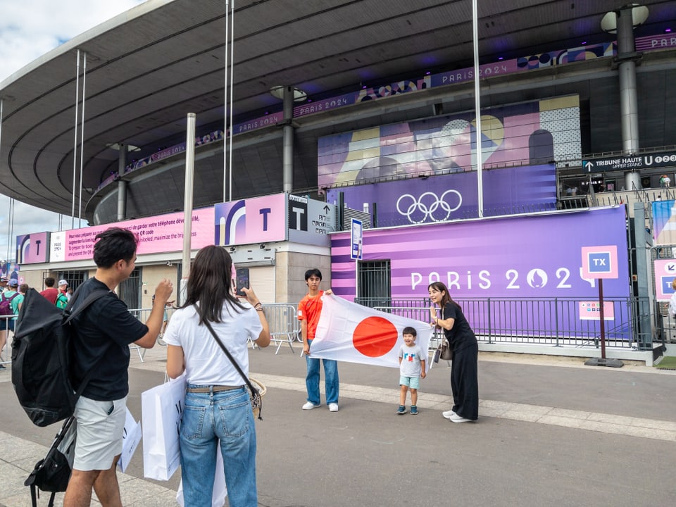 Paris 2024: Erinnerungsfoto einer Familie vor dem Stade de France