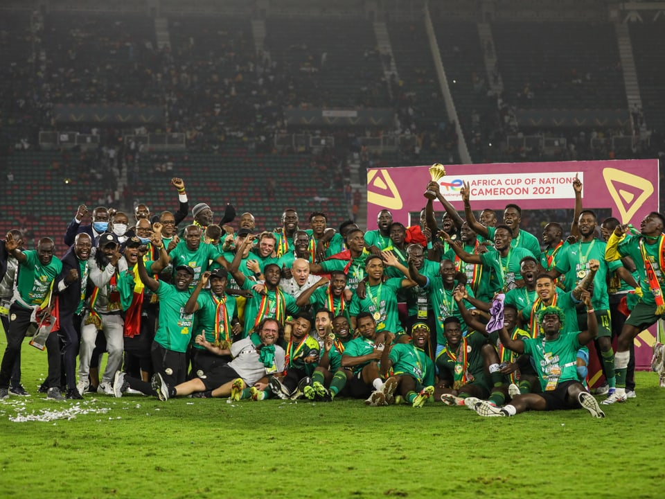 Die senegalesische Nationalmannschaft bejubelt den Gewinn des Afrika-Cups 2022.