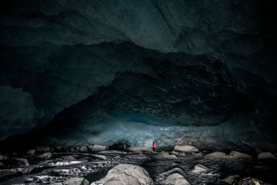 Berge Graubünden: Die Eishöhle des Morteratschgletscher mit einer Höhe von ca. 5 Meter