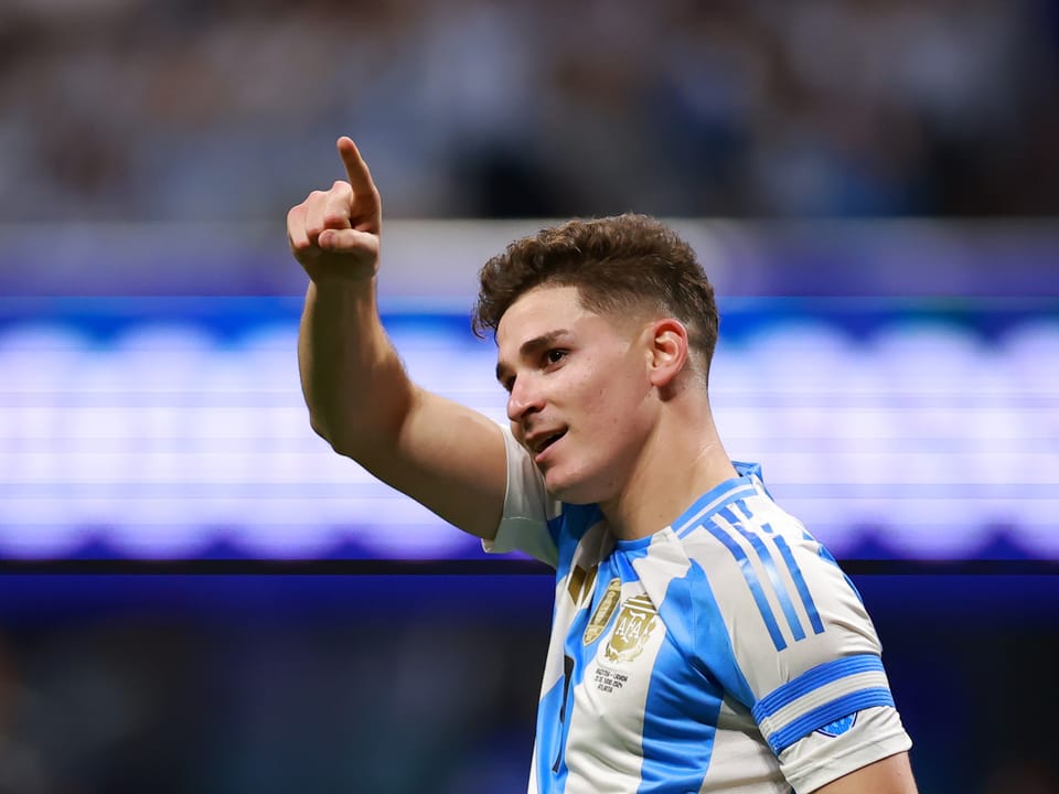 Fussballspieler im Trikot Argentiniens zeigt mit dem Finger nach oben.