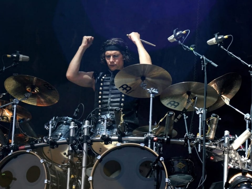 Drummer Christoph Schneider am Schlagzeug. 