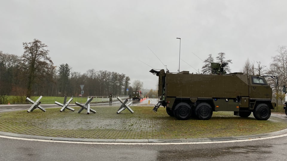 Militärfahrzeug steht auf Kreisel.