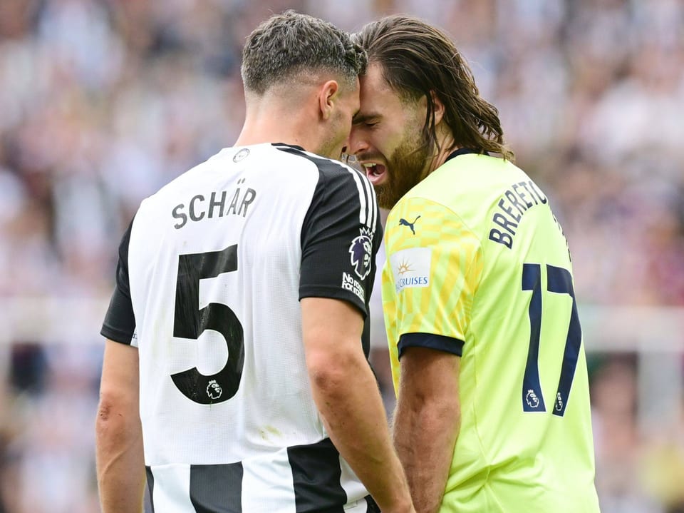 Fabian Schär musste nach dem leichten Kopfstoss gegen Ben Brereton vorzeitig unter die Dusche.