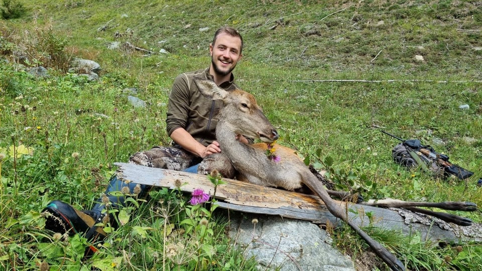 Fadri Schorta cun la sterla da tschierv ch el ha sajettà ils 11 da settember en il territori da Zernez.