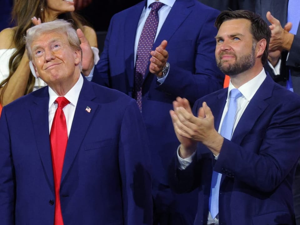 Donald Trump und ein anderer Mann während einer Veranstaltung.