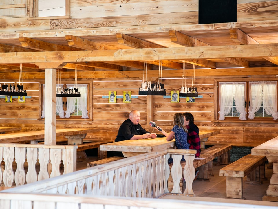 In der «Schwingerstobe» stehen Tische und Bänke aus Holz.