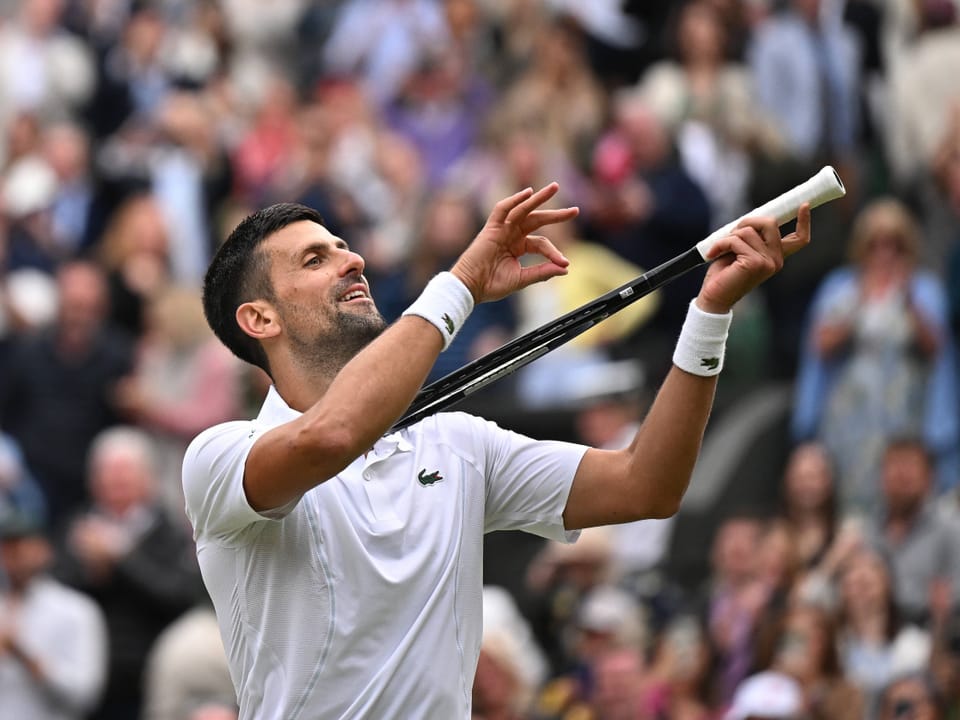 Novak Djokovic jubelt nach seinem Halbfinal-Sieg über Lorenzo Musetti.