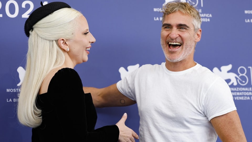 Lady Gaga blödelt im Rahmen der Premiere in Venedig mit ihrem Co-Star Joaquin Phoenix herum.