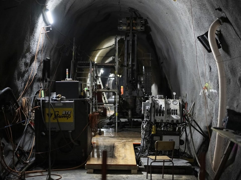 Ausrüstung und Maschinen in einem beleuchteten Tunnelbau