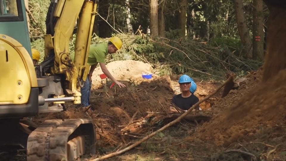 Mitarbeiter suchen nach menschlichen Überresten in einem Wald bei Meymac. 