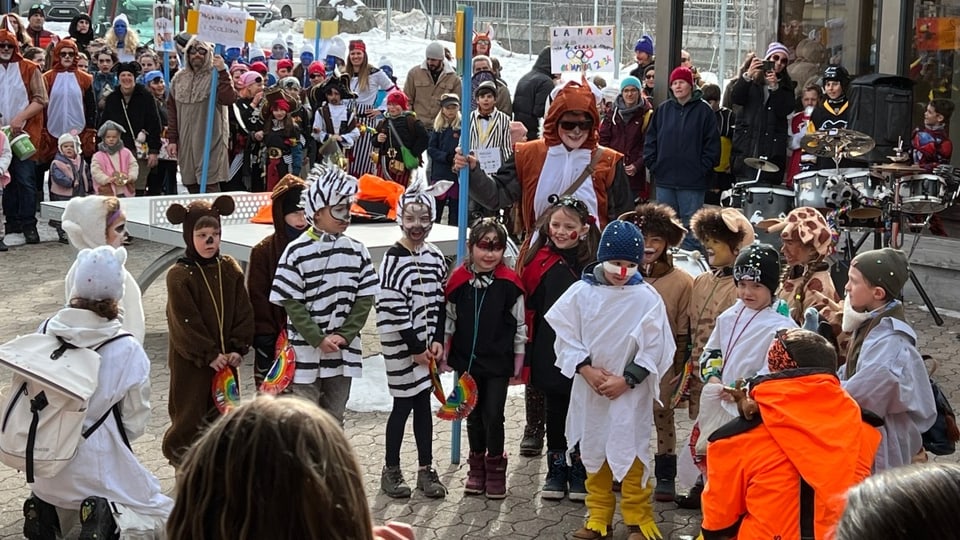 Fasnacht in Graubünden: Guggenmusik, bunte Kostüme und Umzüge