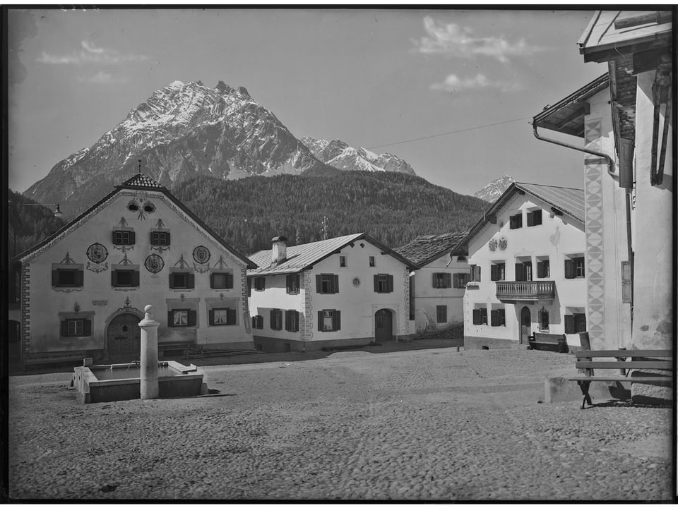 Fotografia alv e nair da la plazza Bügl grond a Scuol