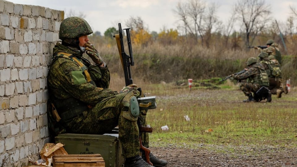 Ein neu mobilisierter Soldat macht eine Pause während einer Übung.