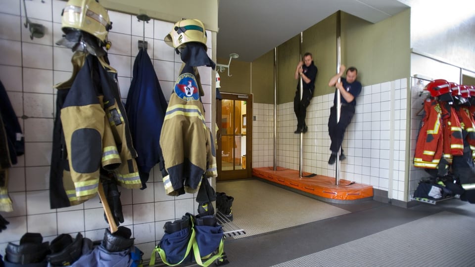 Feuerwehrleute an Rutschstange