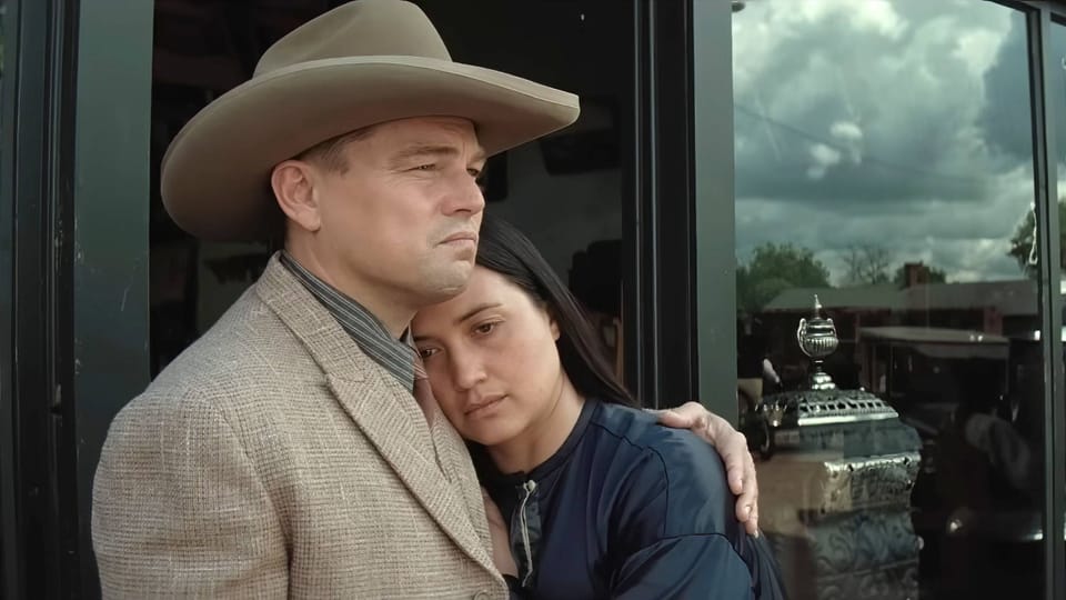 Mann mit Cowboyhut umarmt Frau vor einem Geschäft.
