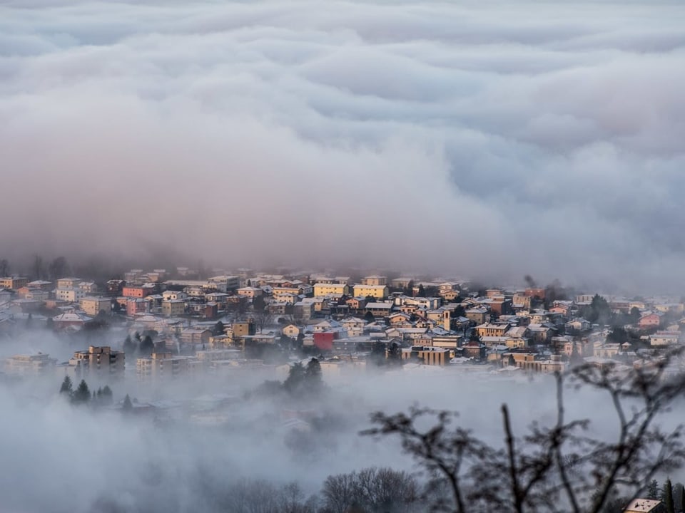 Stadt mit Nebel bedeckt.