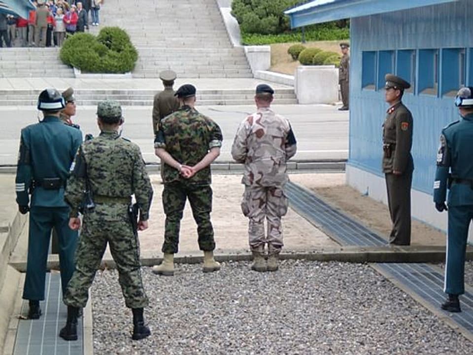 Soldaten stehen sich gegenüber.