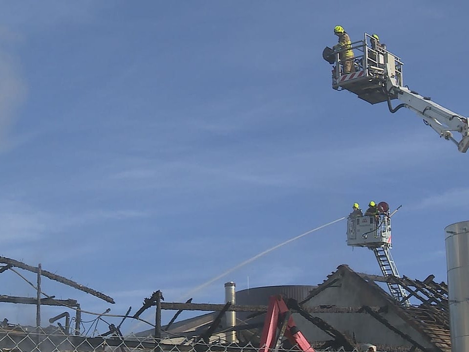 Feuerwehrmänner löschen das Feuer. 