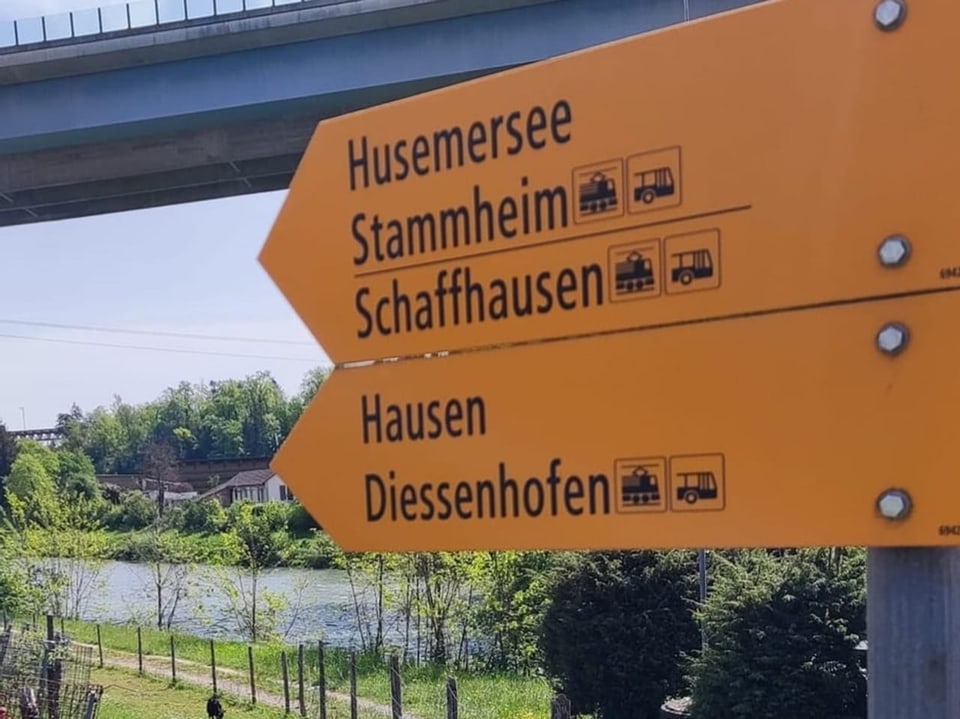 Wanderwegschild mit Ortsangabe Husemersee.