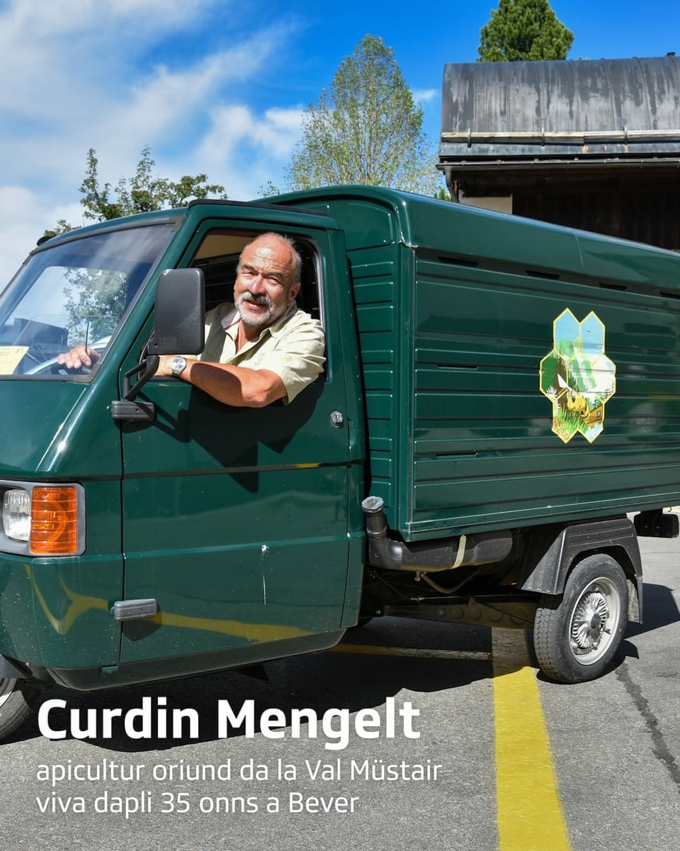 purtret da Curdin Mengelt en ses auto d'apicultur 