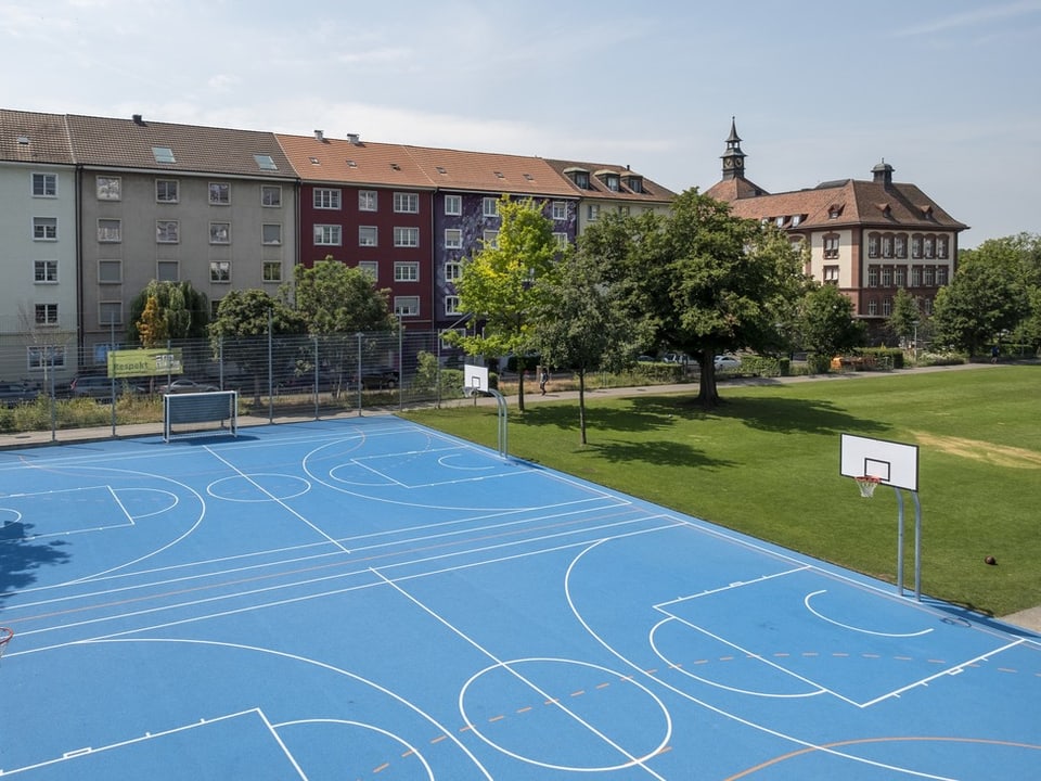 Grünanlage mit Sportfeld