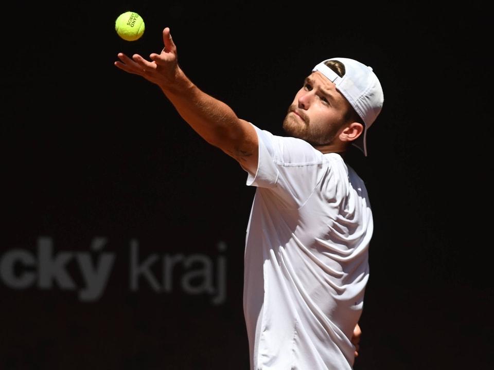 Tennisspieler wirft den Ball für den Aufschlag.