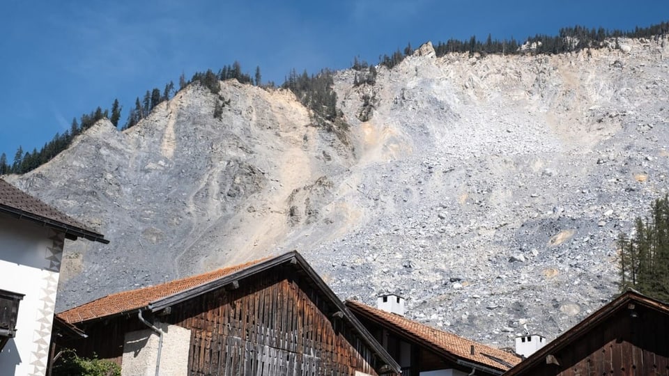 Die sich bewegenden Massen über dem Bünder Dorf Brienz im November 2024