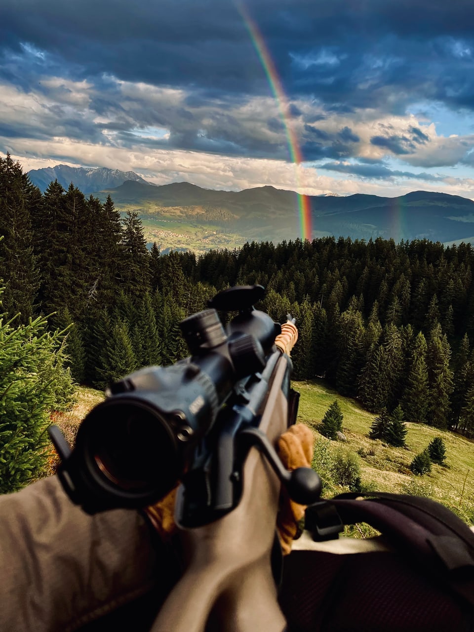 Jagdgewehr und Regenbogen.