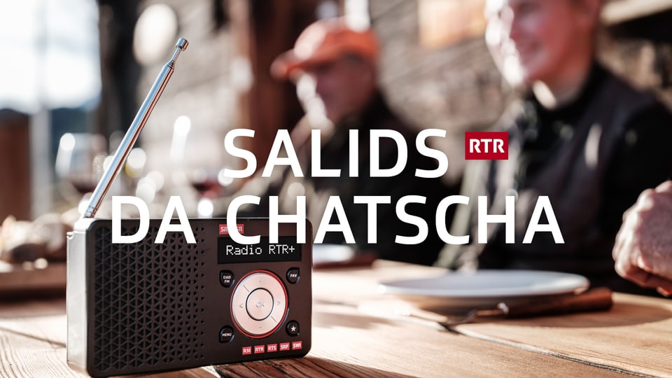 Tisch mit Radio RTR+ und unscharfen Personen im Hintergrund.