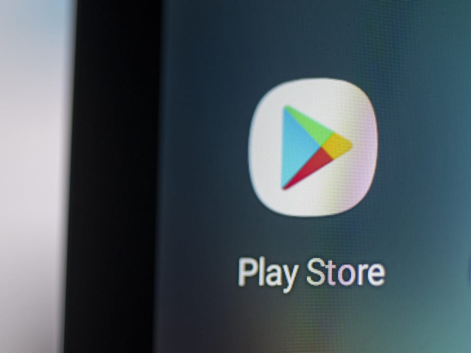 Google Play Store-Logo auf Smartphone-Bildschirm.