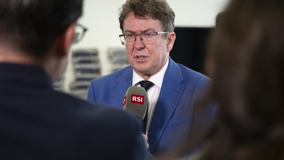 En Mann mit dunklen, kurzen Haaren und Brille vor einem Mikrofpn: Bundesrat Albert Rösti