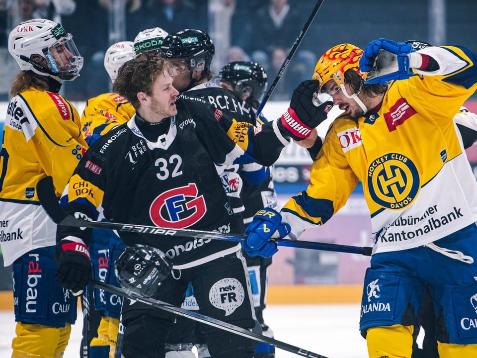 Freiburgs Lucas Wallmark und Davos' Matej Stransky gehen sich an die Gurgel.