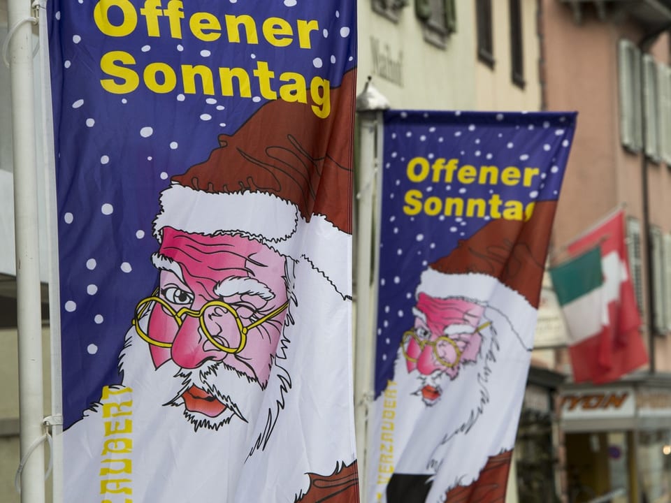 Fahne mit Samichlaus darauf, der auf den Weihnachtsverkauf aufmerksam macht