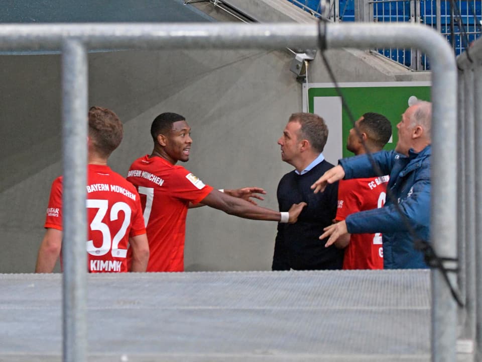 Trainer Hansi Flick und seine Schützlinge im Gespräch mit den Anhängern.