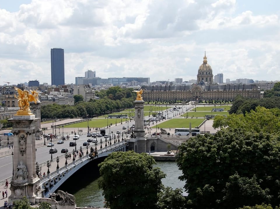 Blick auf die Pont Alexandre III Brücke in Paris mit dem Les Invalides im Hintergrund.