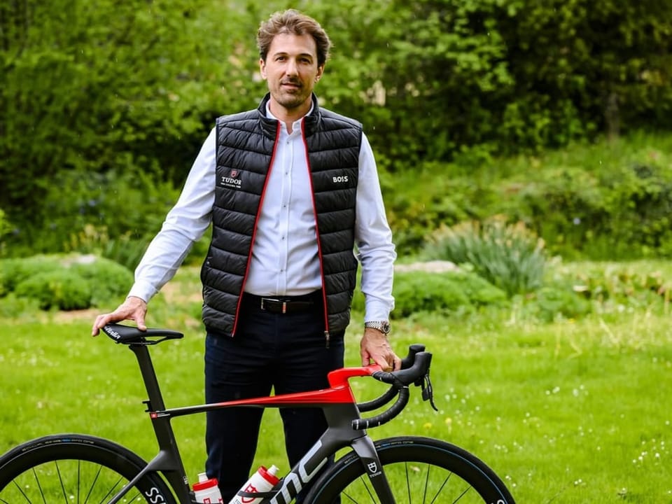 Fabian Cancellara posiert mit einem Rennvelo von Tudor Pro Cycling.